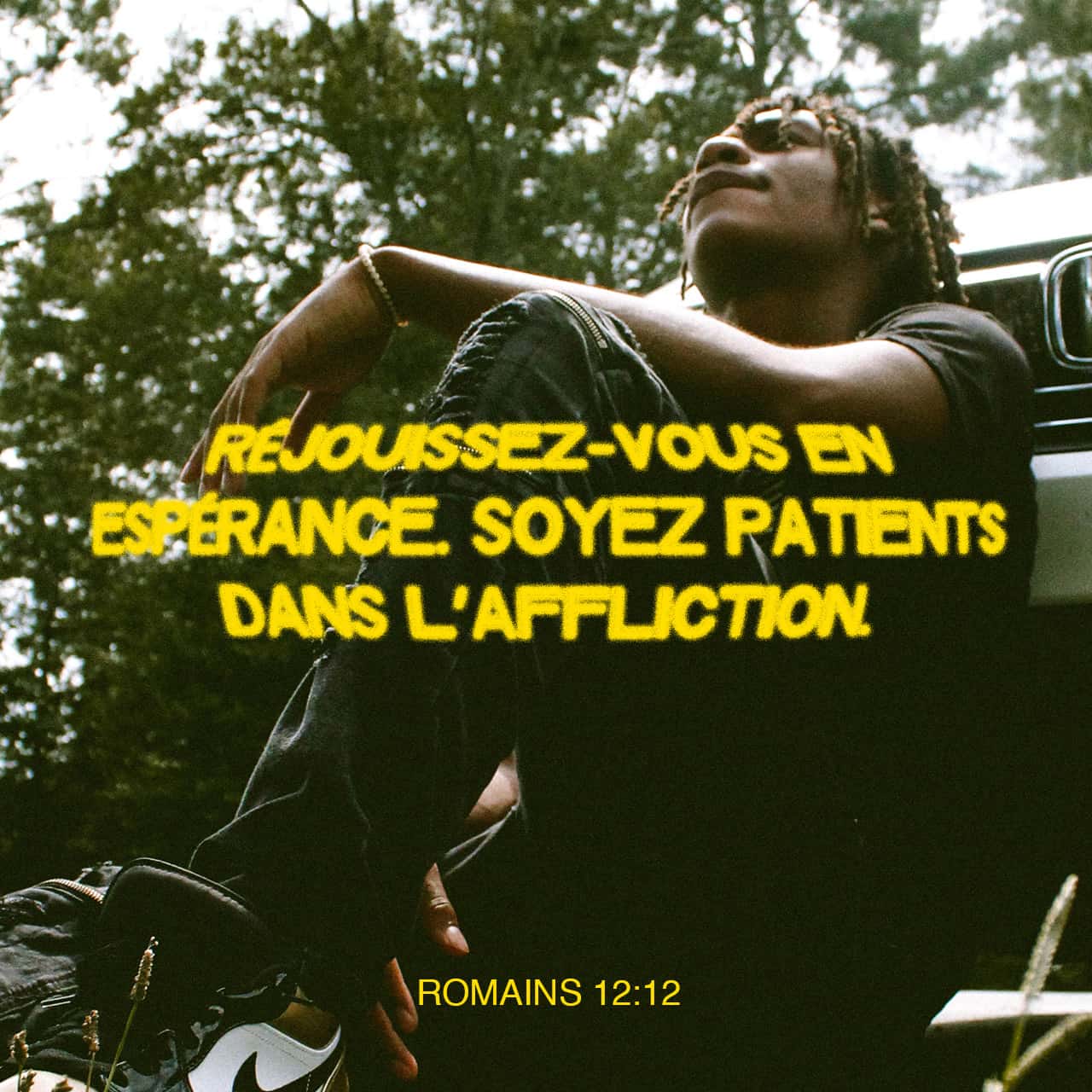 Romains 12:12 Soyez dans la joie à cause de votre espérance. Restez patients dans le malheur, continuez à prier fidèlement. | Parole de Vie 2017 (PDV2017) | Download The Bible App Now
