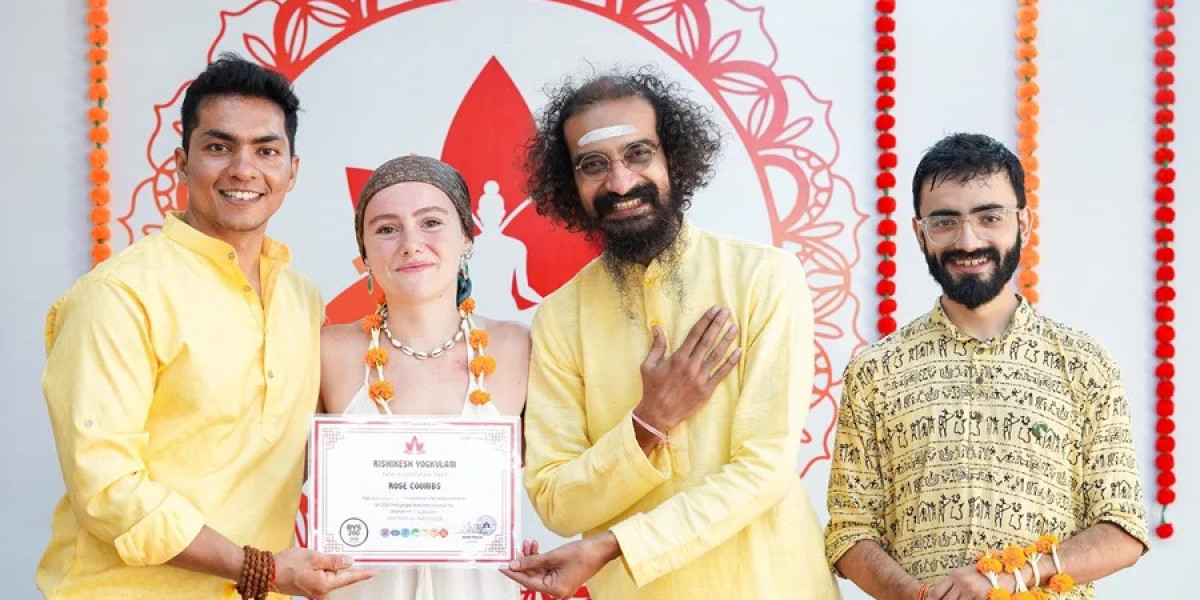 Come Scegliere il Miglior Corso Insegnanti Yoga Online per il Tuo Percorso